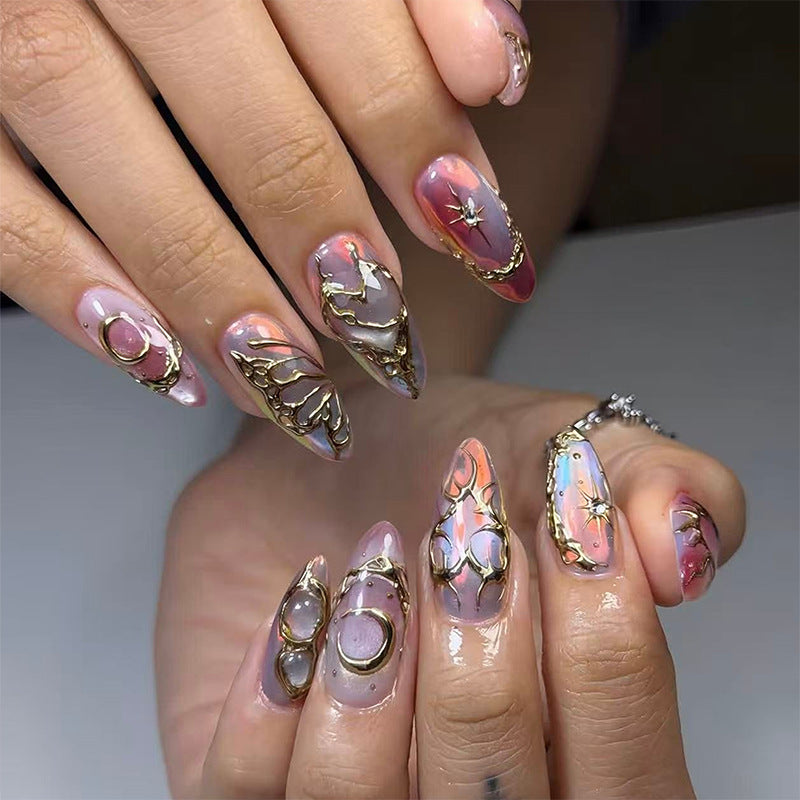 Elegante und kreative Kunstnägel mit metallic Akzenten Karnz