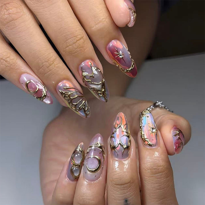 Elegante und kreative Kunstnägel mit metallic Akzenten Karnz