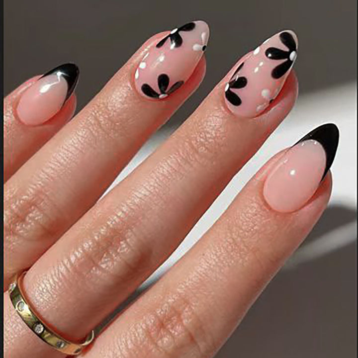 Elegante Stiletto Press-On Nagelset mit geometrischen Akzenten
