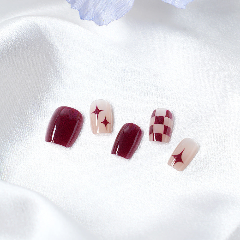 Künstlerisches Press-On-Nagelset mit einzigartigen geometrischen Designs Karnz
