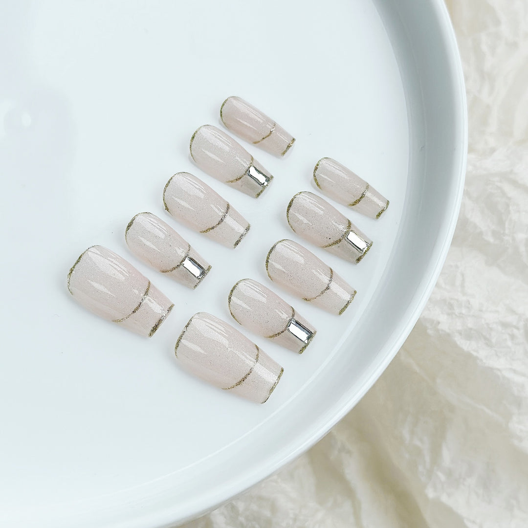 Elegantes Press-On Nagelset mit metallischen Akzenten