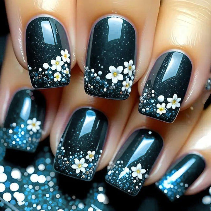 Kunstvolle Nagelspitzen mit Blütenmotiven Karnz