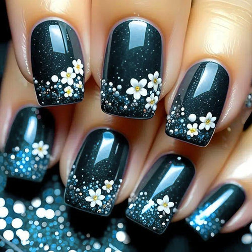 Kunstvolle Nagelspitzen mit Blütenmotiven Karnz