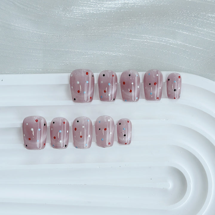 Künstlerisches Press-On-Nagelset mit verspielten Punkten