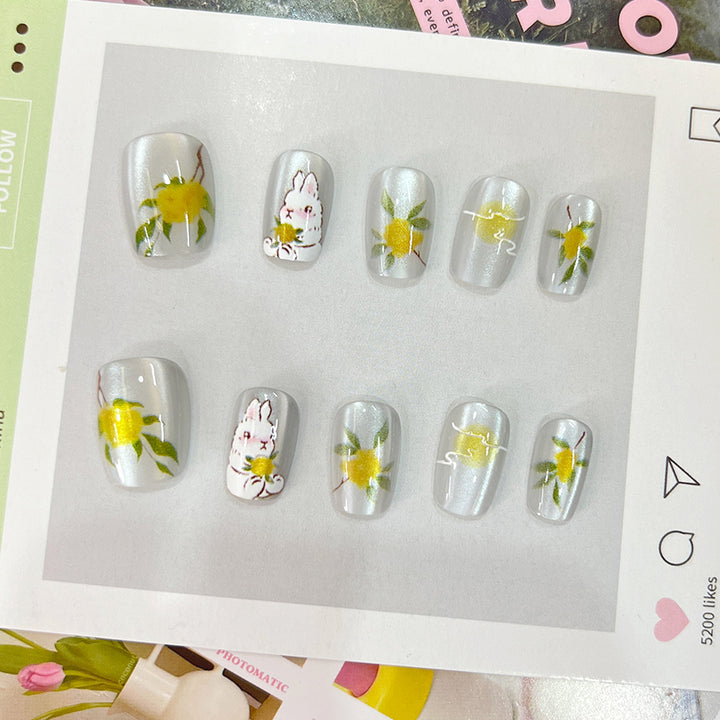 Kunstvolle Nagelspitzen mit fröhlichen Fruchtmotiven Karnz