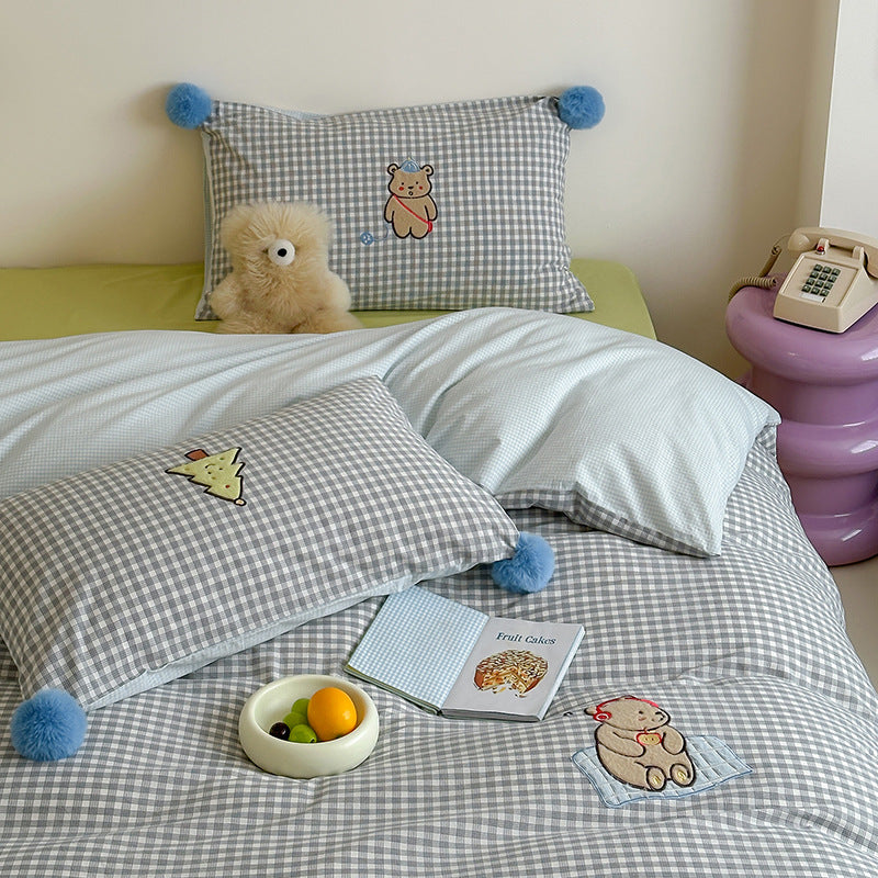 Kinder-Bettwäsche-Garnitur aus Baumwoll-Perkal mit Karomuster, Bärchen-Applikation und Bommel-Ecken