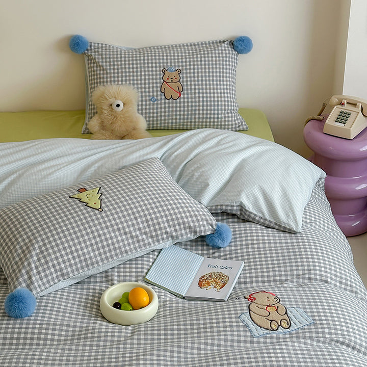 Kinder-Bettwäsche-Garnitur aus Baumwoll-Perkal mit Karomuster, Bärchen-Applikation und Bommel-Ecken
