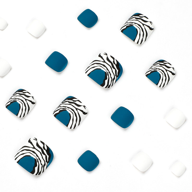 Kunstvolle Fußnagelgestaltung im modernen Zebra-Design Karnz