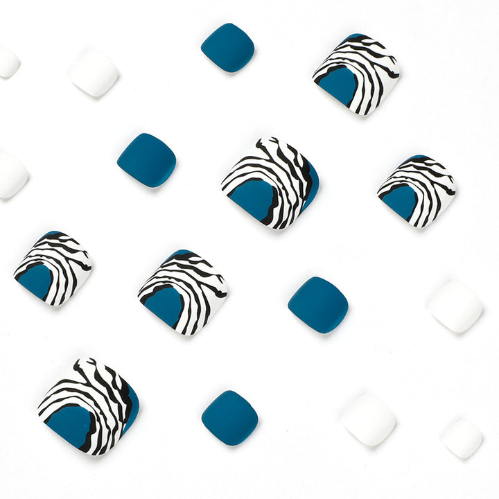 Kunstvolle Fußnagelgestaltung im modernen Zebra-Design Karnz