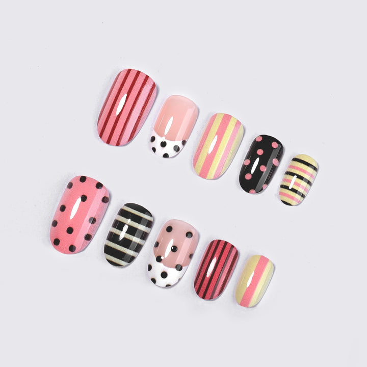 Kreatives Kunstnagelset mit verschiedenen Designs Karnz