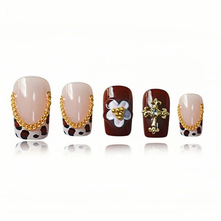 Blumenverzierte Nagelkunstverlängerungen Karnz