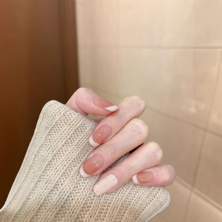 Elegantes Press-On-Nagelkunst-Set mit klassischen französischen Spitzen