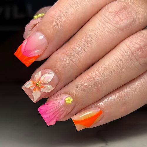 Kunstnägel mit Blumigen 3D-Motiven und Farbverlauf Karnz