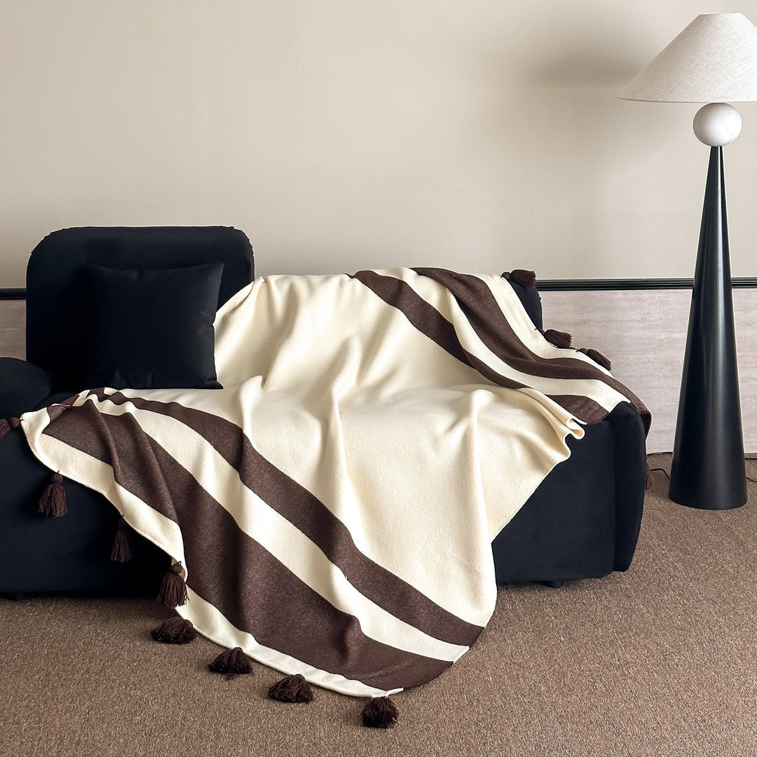 Weich gewebte Kuscheldecke mit Quasten und diagonalen Streifen