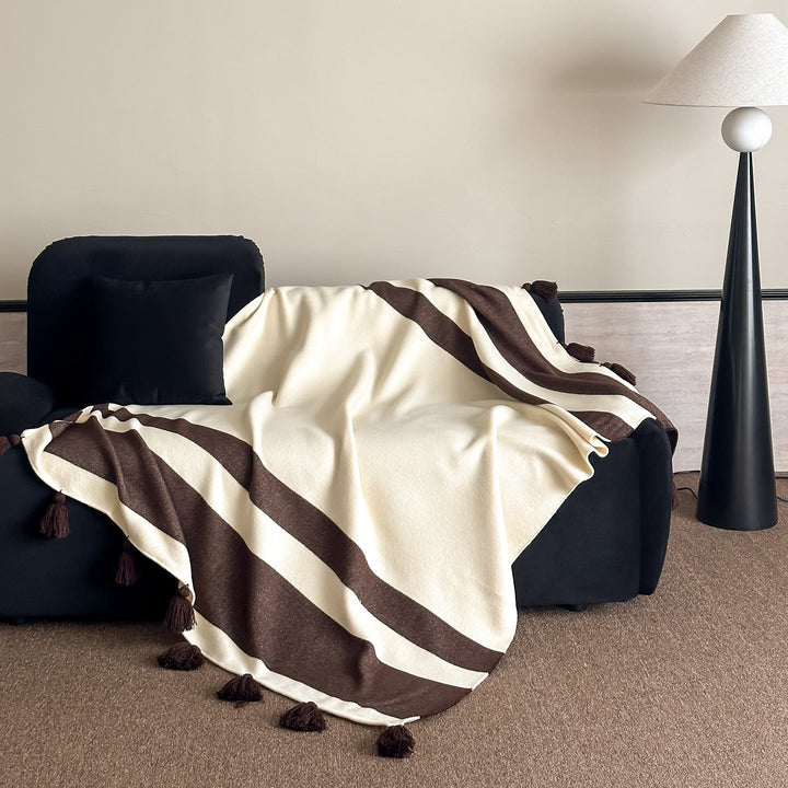 Weich gewebte Kuscheldecke mit Quasten und diagonalen Streifen