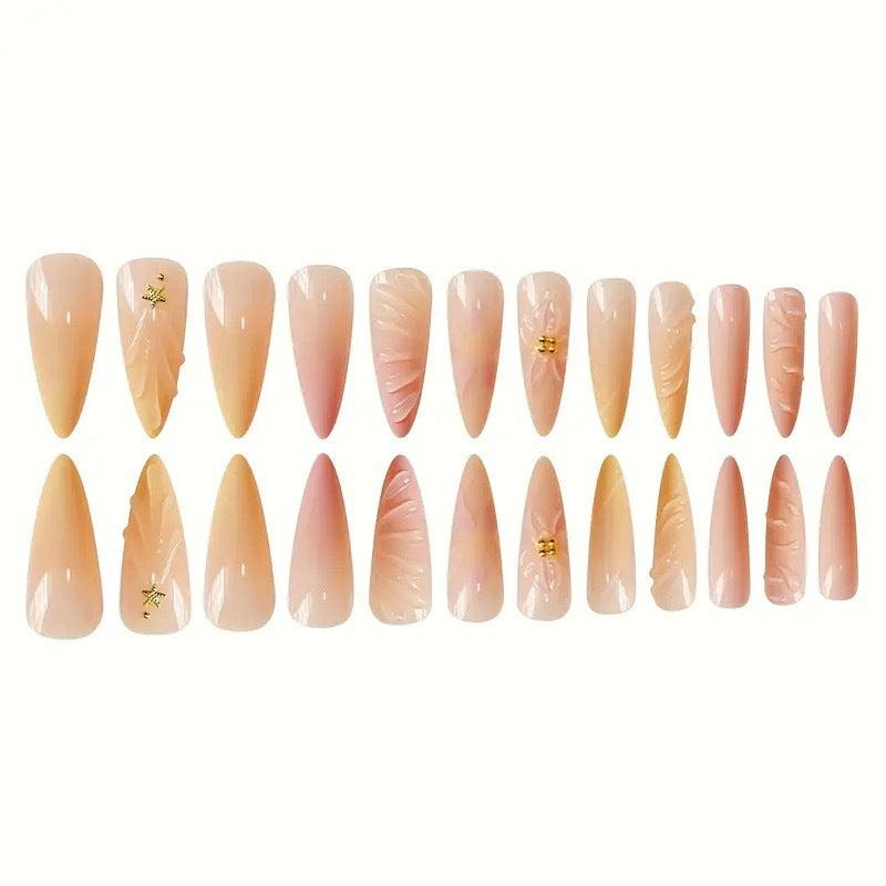 Künstlerische florale 3D-Nagelverzierung Karnz