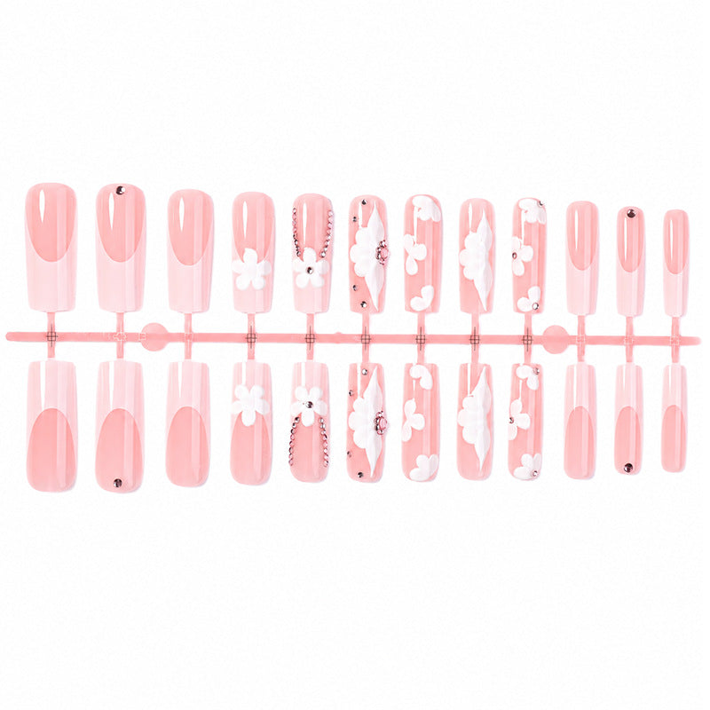 Kunstnagelset mit zarten Blumen- und Glitzerdetails Karnz