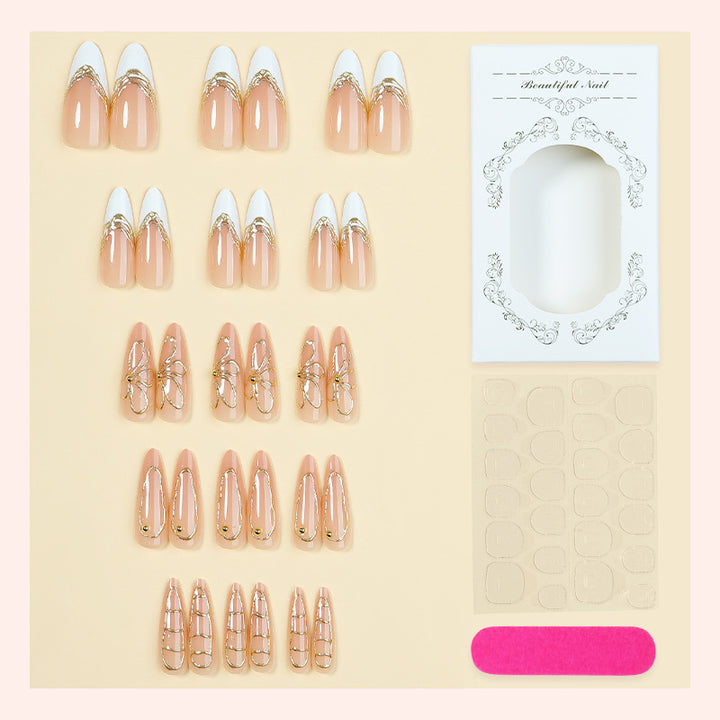 Kunstnagelset mit elegantem floralem Goldakzent Karnz