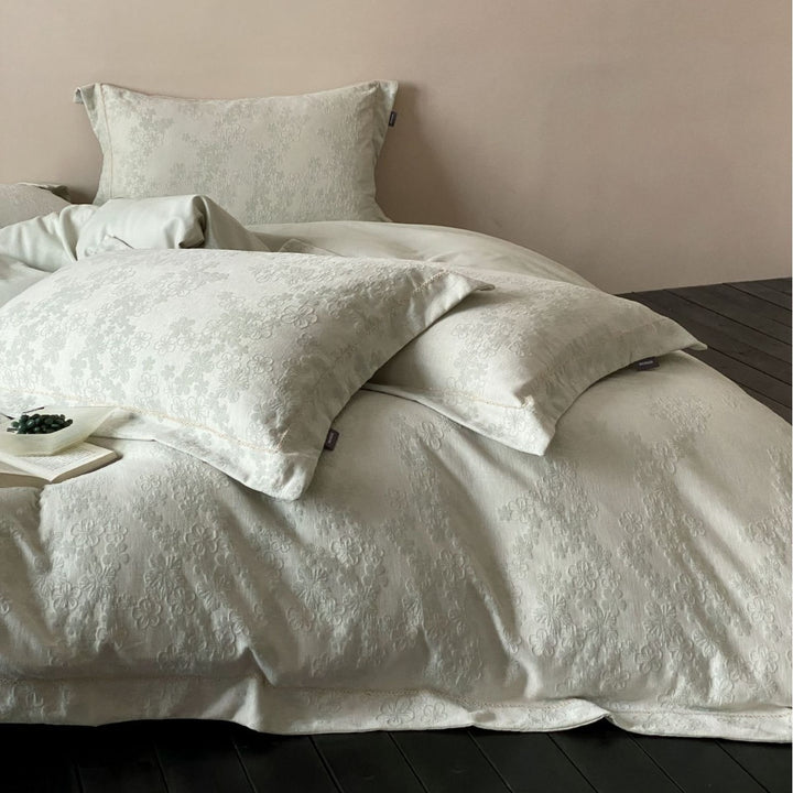 Luxuriöses Bettwäsche-Set aus Baumwoll-Jacquard mit Spitzenbändern