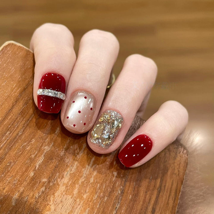 Glamouröse Kunstnägel mit Funkelndem Strass Karnz
