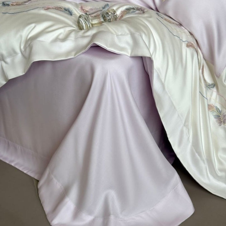 Luxuriöses Feder-Motiv Baumwollsatin Bettenset mit Satinrand und dekorativen Kissenbezügen