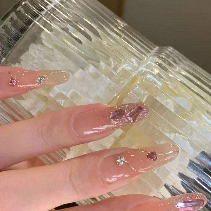 Künstlerische Nagelverlängerungen mit Glitzerakzenten Karnz