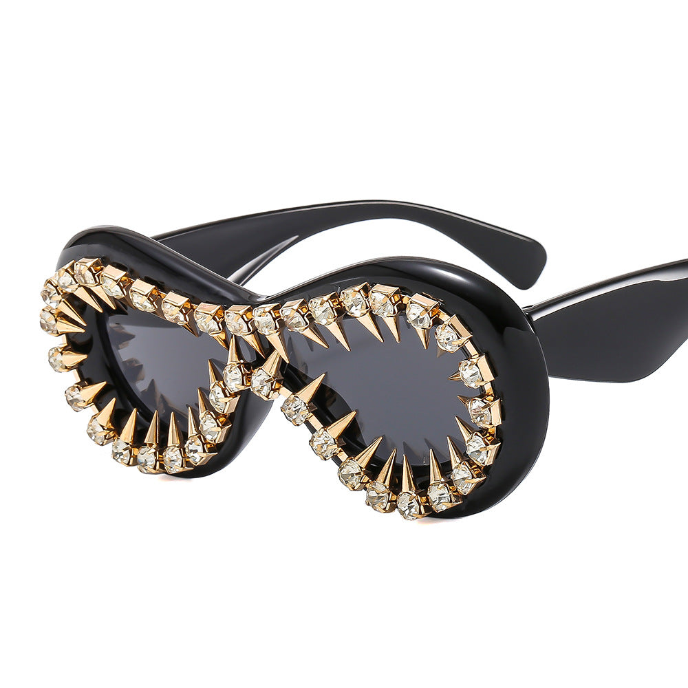 Damen modische Sonnenbrille mit extravaganten Spikes und Kristallverzierung Karnz