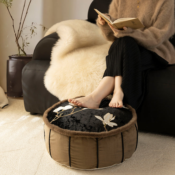 Runder gestickter Samt-Bodensitzpouf mit Kunstfell‑Borte und Griff Karnz