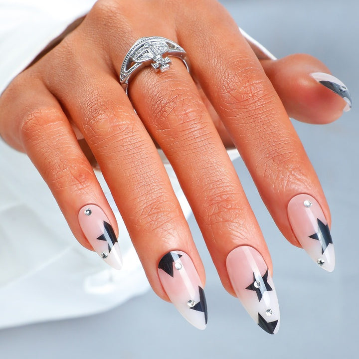 Elegante Kunstnägel mit Glitzerakzenten Karnz