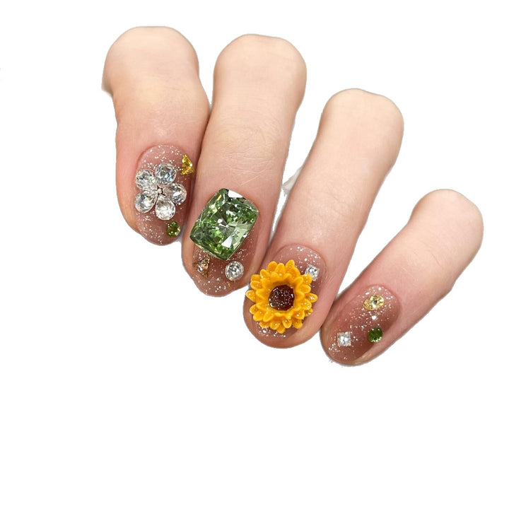 Kunstnägel mit Funkelnden Applikationen und Floralen Designs Karnz
