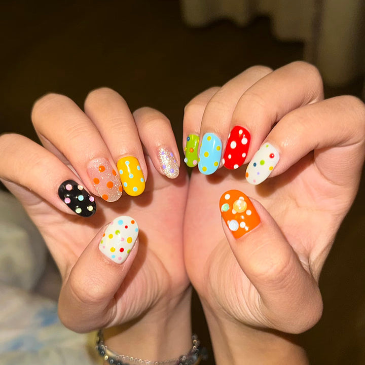 Dekoratives Polka Dot Press-On Nagelkunst Set Karnz