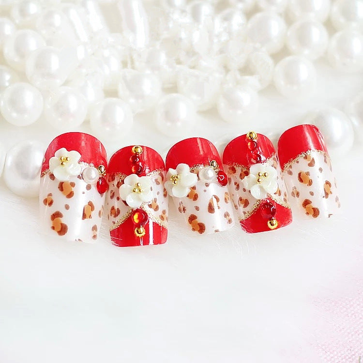 Künstlerisches Press-On-Nagelset mit floralen und tierischen Druckdesigns