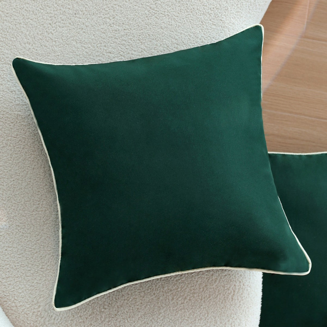 Quadratischer Samt-Kissenbezug mit feiner Paspel und softem Microvelours-Finish Karnz