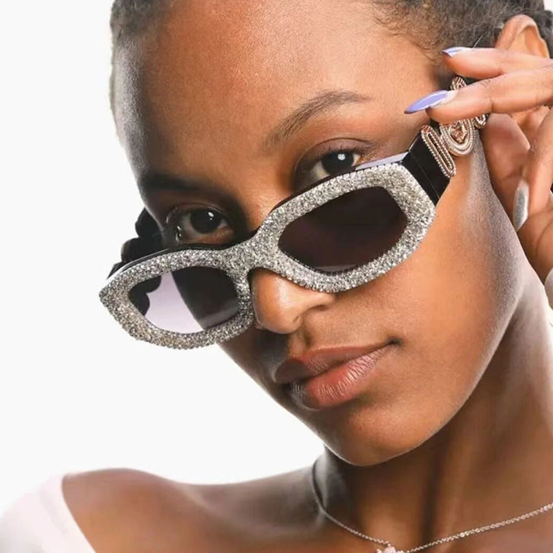 Damen extravagant gestaltete Sonnenbrille mit strassbesetztem Rahmen Karnz