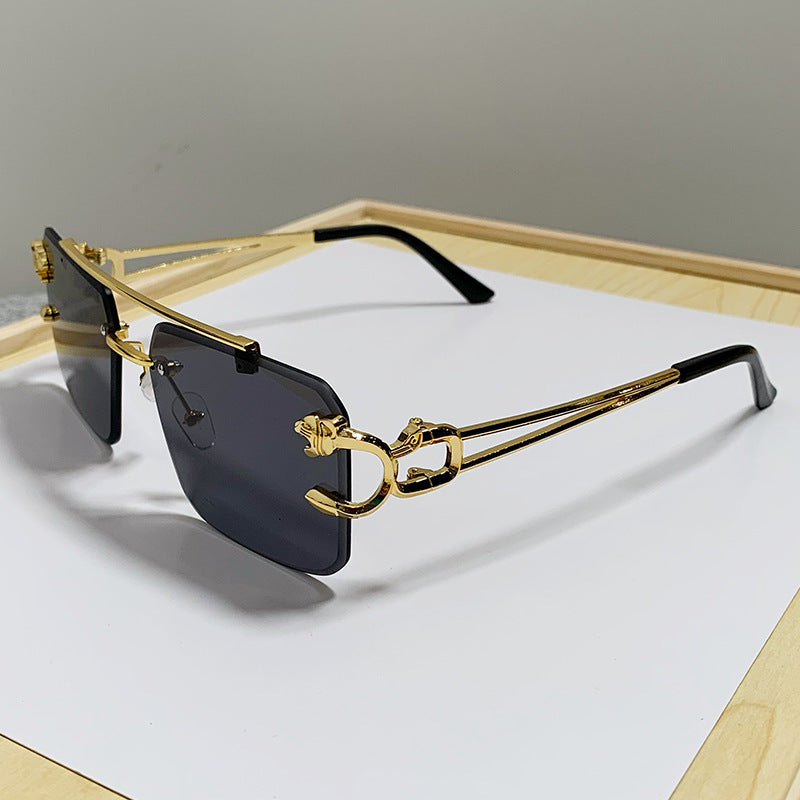 Damen Brille mit extravagantem Rahmen und luxuriösen Akzenten Karnz