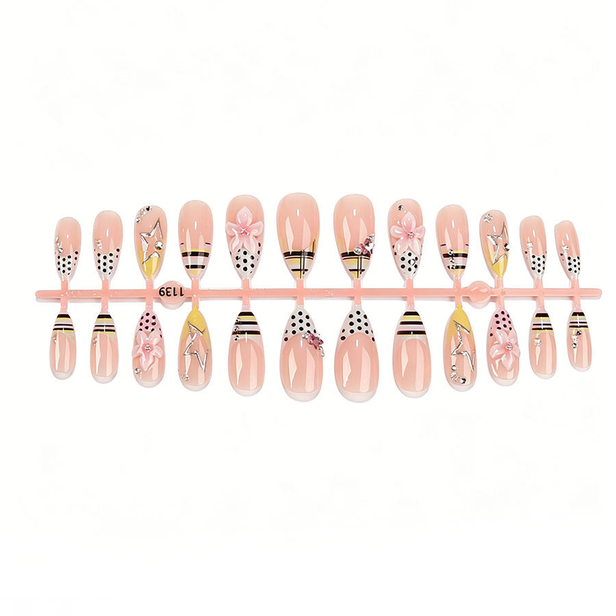 Kunstnagelset mit stilvollen floralen Akzenten und Glitzerdetails Karnz