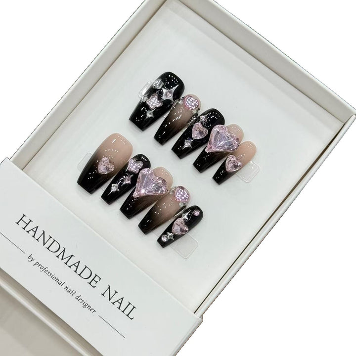 Dekoratives Press-On Nagelkunst-Set mit Herz- und Steinakzenten