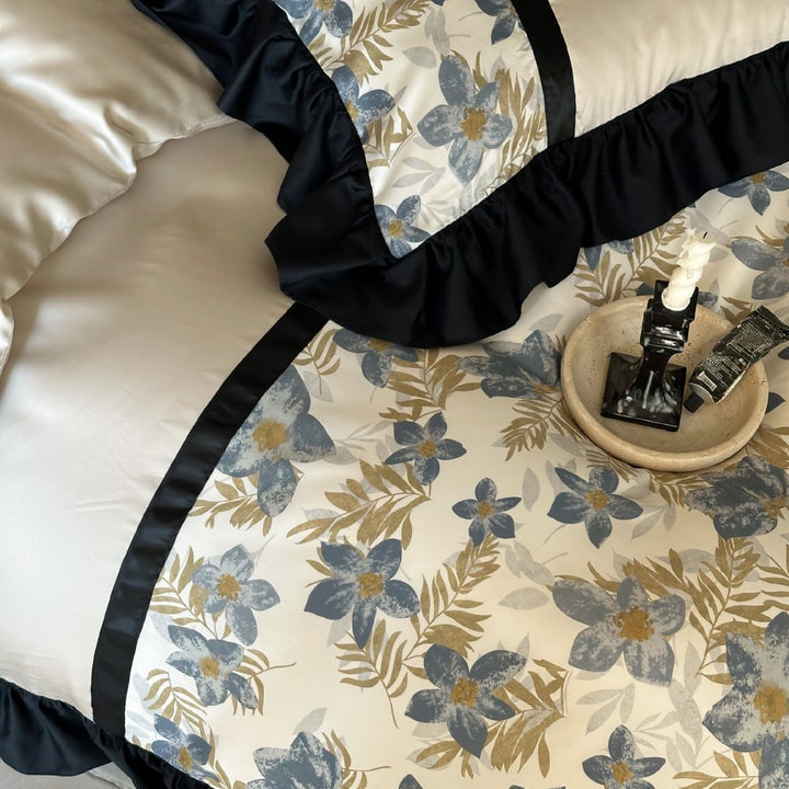 Botanisch bedrucktes Baumwollsatin-Rüschendecke Set mit Satin-Kontrastbesatz & Kissenbezügen