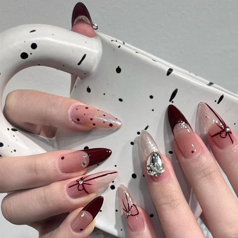 Kunstnagelset mit eleganten Schleifen- und Glitzer-Details Karnz