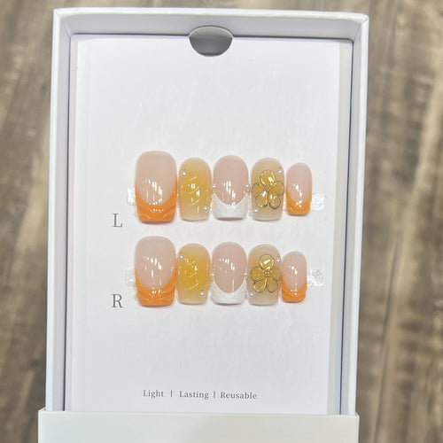 Elegante Stiletto Press-On Nagelset mit floralen Akzenten Karnz