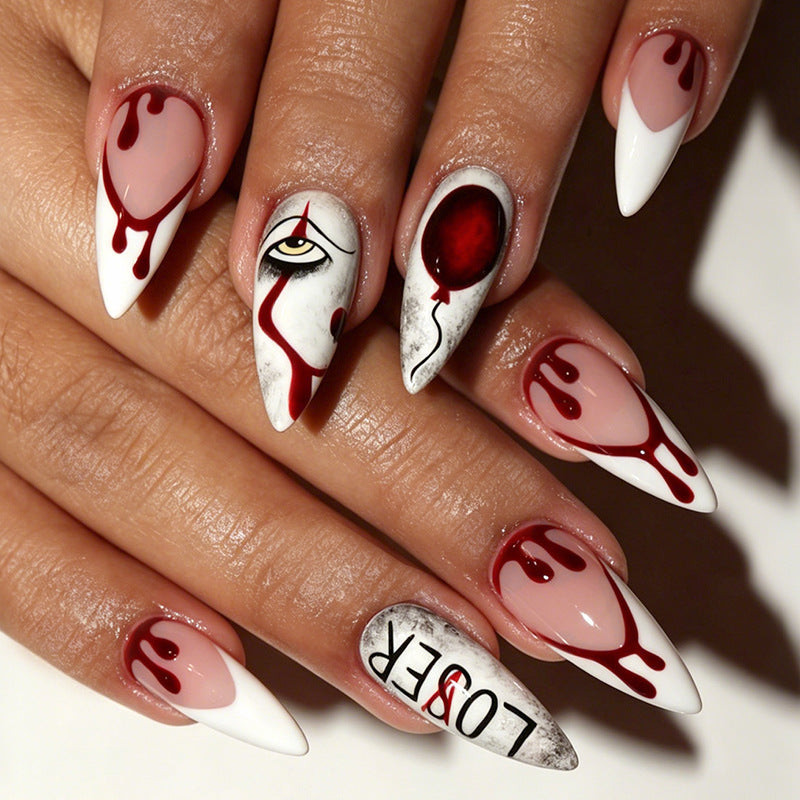 Kreatives Kunstnagelset mit blutigen und gruseligen Designs Karnz