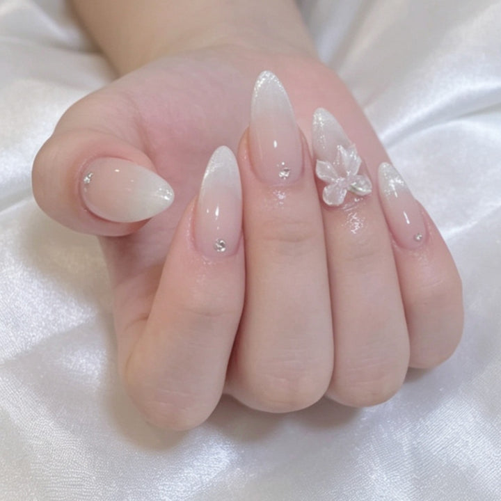 Elegantes Press-On-Nagelset mit dekorativem Bogen und Strassakzenten Karnz
