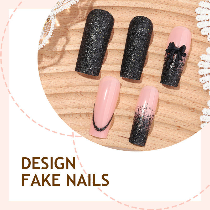Kreatives Kunstnagelset mit Glamourösen Akzenten Karnz