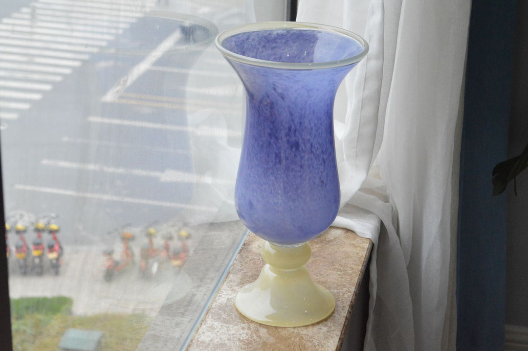 Mouthblown gerippte Podest Kunstglas Trompetenvase Karnz