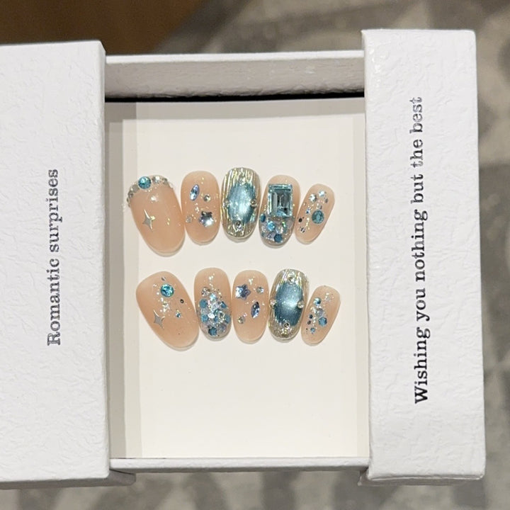 Glamouröse Kunstnagelspitzen mit Geschmücktem Design Karnz