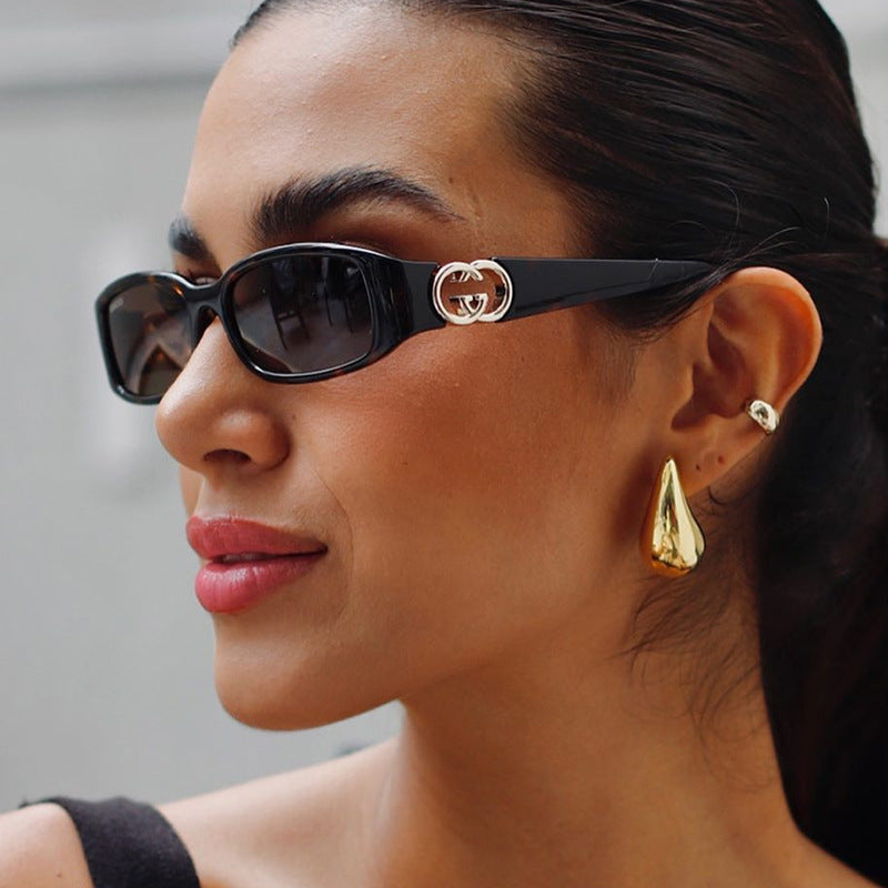 Damen modische Katzenaugen-Sonnenbrille mit schützendem UV-Filter und luxuriösen Akzenten Karnz