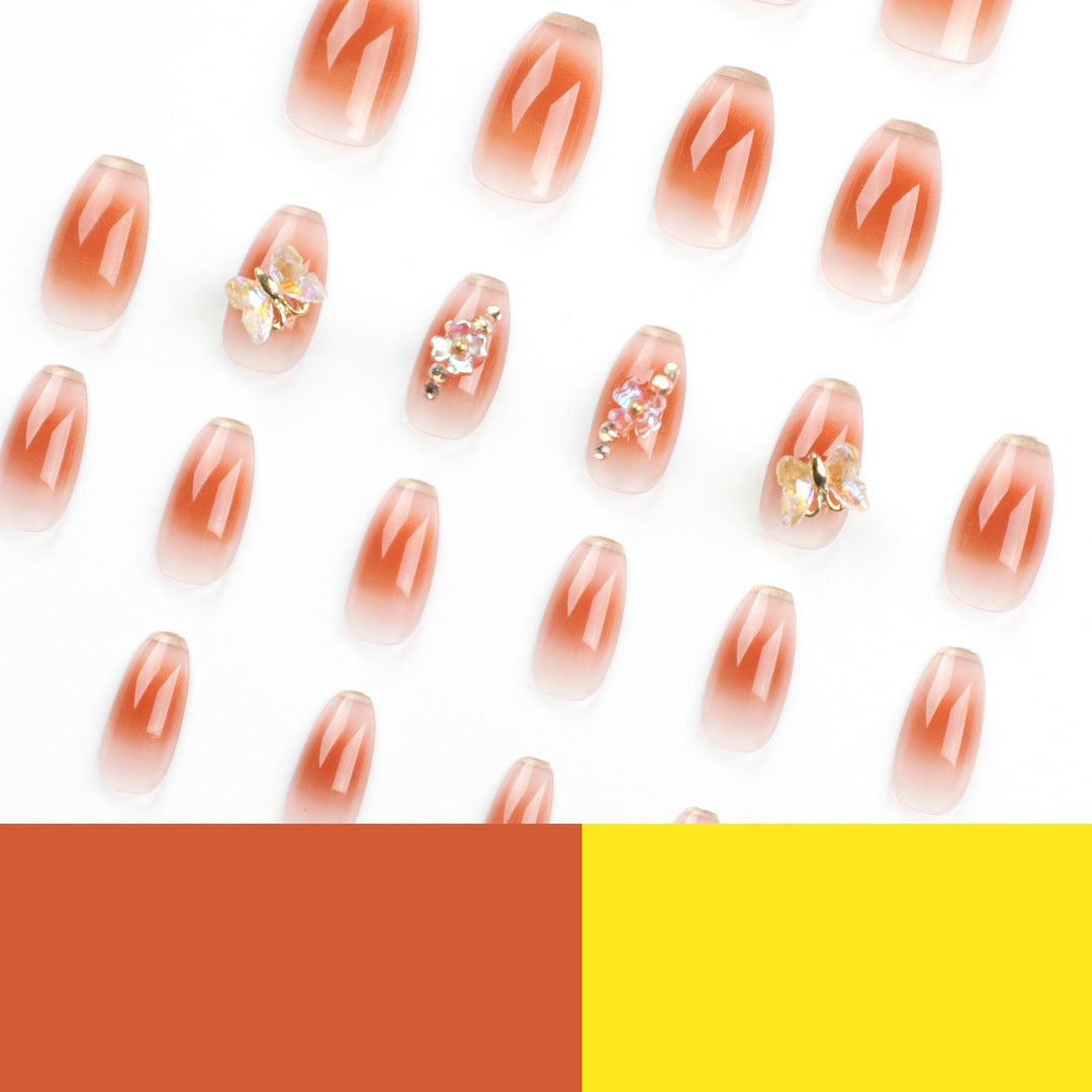 Kunstvolle Nagelverlängerungen mit filigranen Blumen- und Glitzerdetails Karnz
