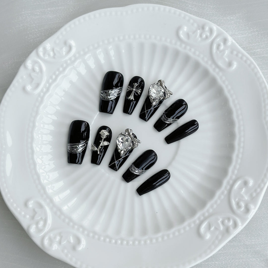 Dekorativer Press-On-Nagelset mit eleganten silbernen Akzenten