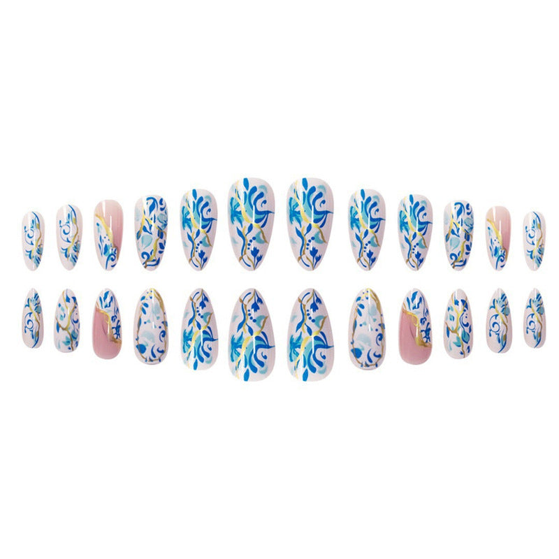 Künstlerisches florales Press-On-Nageldesign mit goldenen Akzenten Karnz