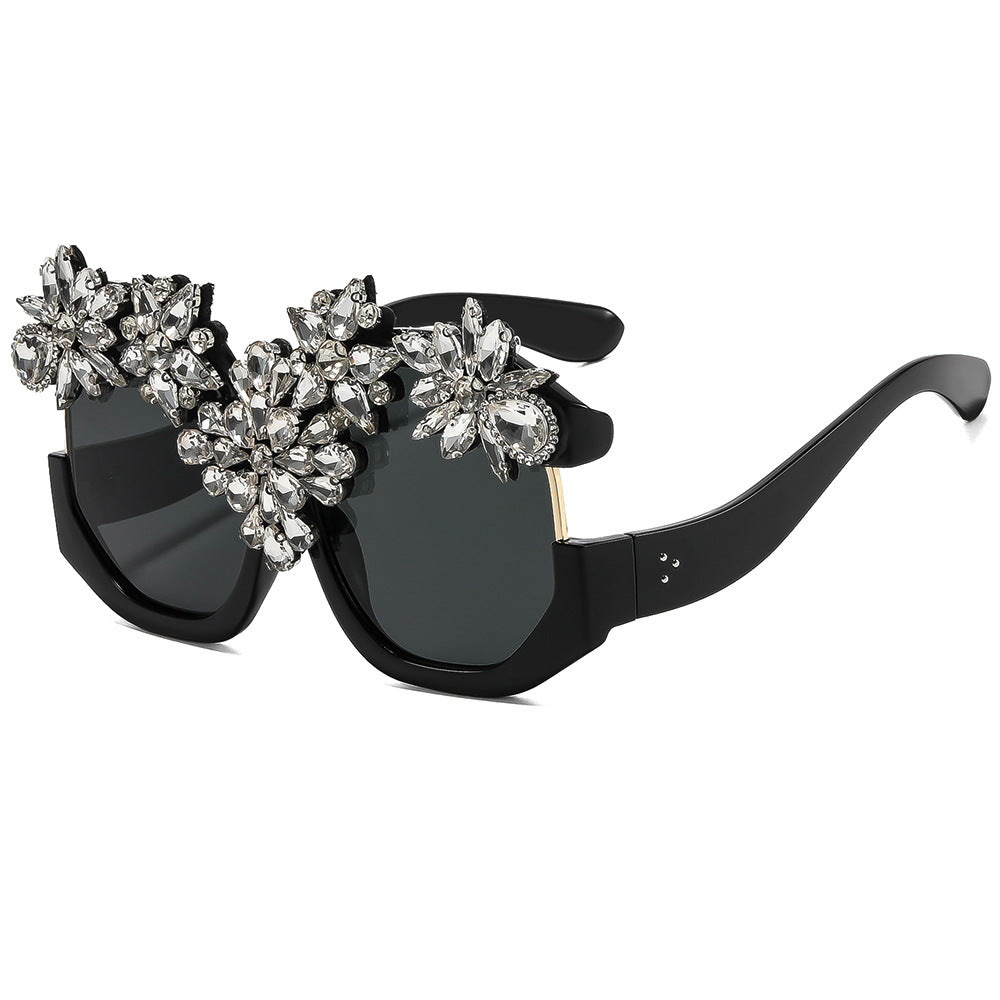Damen Glamouröse Sonnenbrille mit funkelnden Kristallblüten Karnz